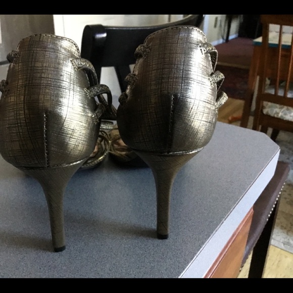 NEW YORK TRANSIT GOLD JEWELED HEELS 9.5 4”HEEL - Picture 4 of 6